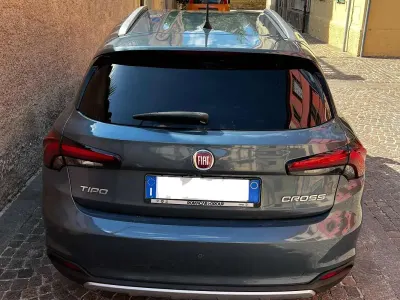 Usata Fiat Tipo Cross 131 CV (96 kW) 2021 Blu/azzurro Berlina