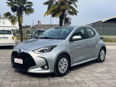 Usata Toyota Yaris Hybrid Business Edition 92 CV (67 kW) 2023 Argento Berlina