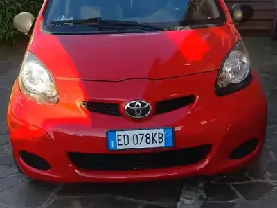 Begagnad Toyota Aygo 68 HK (50 kW) 2010 Röd Halvkombi