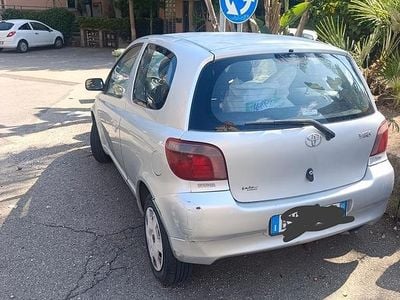 Usata Toyota Yaris 68 CV (50 kW) 2001 Grigio Utilitaria