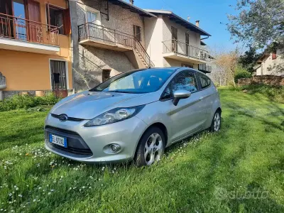 Usata Ford Fiesta 60 CV (44 kW) 2012 Grigio Berlina
