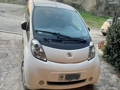 Begagnad Peugeot iON 35 kW (48 HK) 2014 Vit Halvkombi