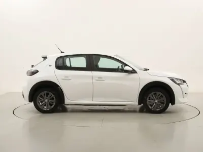 Usata Peugeot e-208 Active 56 kW (77 CV) 2022 Biancobianco Utilitaria