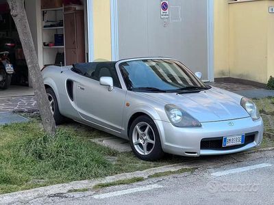 Begagnad Toyota MR2 140 HK (102 kW) 2000 Grå Cab