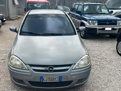 Usata Opel Corsa Cosmo 69 CV (50 kW) 2004 Grigio Utilitaria