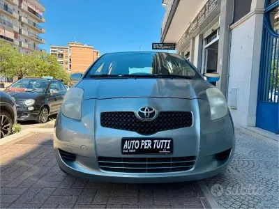 Usata Toyota Yaris Sol 69 CV (50 kW) 2006 Grigio Berlina
