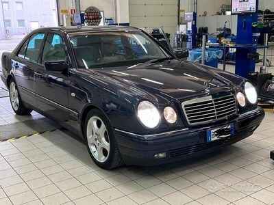 Usata Mercedes E300 Avantgarde 177 CV (130 kW) 1998 Blu Berlina