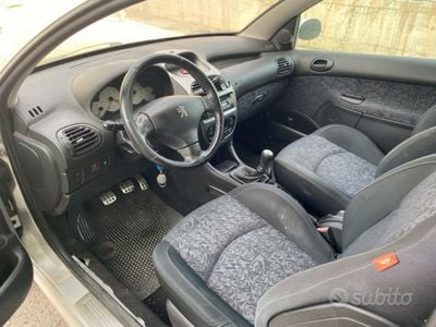Usata Peugeot 206 Quiksilver 109 CV (80 kW) 2006 Grigio Cabrio