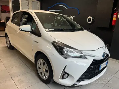 Usata Toyota Yaris Hybrid Active 73 CV (53 kW) 2019 Bianco Berlina