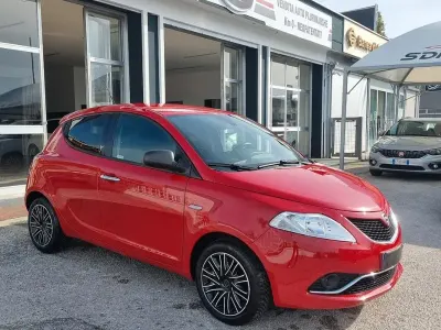 Usado Lancia Ypsilon Platinum 69 HP (50 kW) 2018 Vermelho Citadino