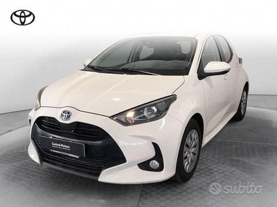 Usata Toyota Yaris Hybrid Active 116 CV (85 kW) 2022 Bianco Berlina
