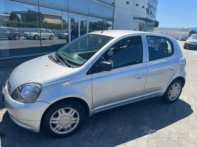 Usata Toyota Yaris Sol 86 CV (63 kW) 2002 Grigio Berlina