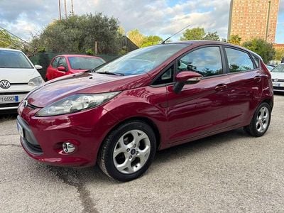 Begagnad Ford Fiesta Titanium 71 HK (52 kW) 2012 Lila Sedan