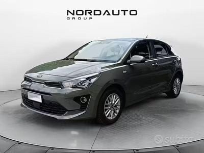 Usata Kia Rio Style 100 CV (73 kW) 2021 Grigio Berlina