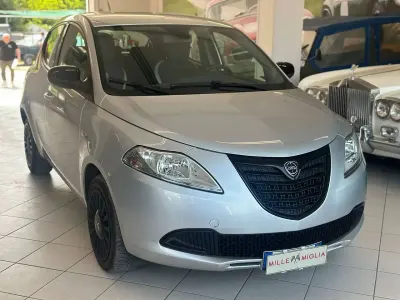 Usata Lancia Ypsilon 69 CV (50 kW) 2015 Argento Utilitaria