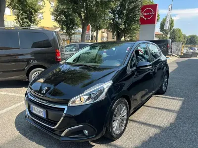 Usata Peugeot 208 Allure 82 CV (60 kW) 2017 Nero Utilitaria