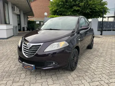 Usado Lancia Ypsilon 69 CV (50 kW) 2014 Púrpura Utilitario