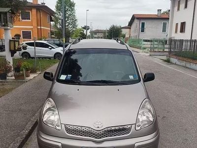 Usata Toyota Yaris Verso 87 CV (63 kW) 2004 Grigio Monovolume