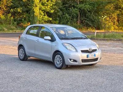Usado Toyota Yaris Sol 100 CV (73 kW) 2011 Plateado Utilitario