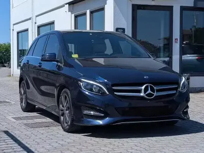 Käytetty Mercedes B180 Premium 122 HP (89 kW) 2018 Sininen Tila-auto