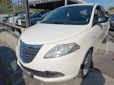 Begagnad Lancia Ypsilon Silver 95 HK (69 kW) 2011 Vit Halvkombi