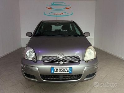 Usata Toyota Yaris Sol 65 CV (47 kW) 2004 Grigio scuro Utilitaria