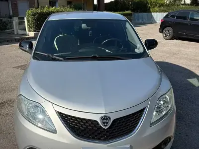 Usata Lancia Ypsilon 69 CV (50 kW) 2017 Grigio Utilitaria