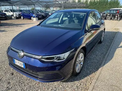 Usata VW Golf VIII Life 110 CV (80 kW) 2020 Blu Berlina