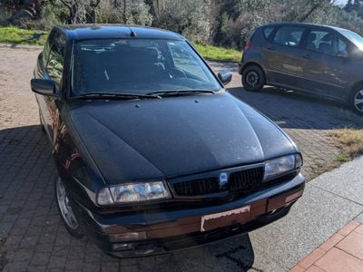 Usado Lancia Delta 103 CV (75 kW) 1998 Negro Utilitario