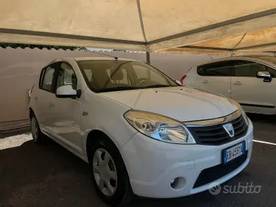 Usata Dacia Sandero Lauréate 72 CV (52 kW) 2010 Bianco Berlina
