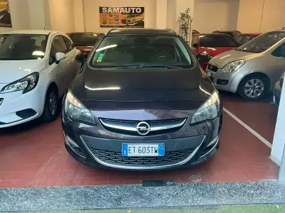 Usata Opel Astra Cosmo 110 CV (80 kW) 2014 Viola Station wagon