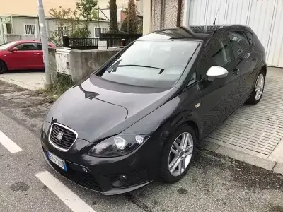 Käytetty Seat Leon FR 140 HP (102 kW) 2012 Harmaa Sedan