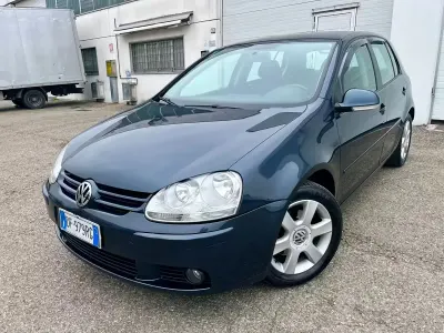 Usado VW Golf V 102 CV (75 kW) 2007 Azul Berlina