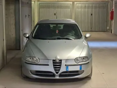 Usata Alfa Romeo 147 Distinctive 140 CV (102 kW) 2004 Grigio Utilitaria