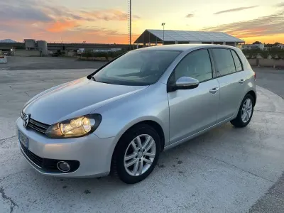 Begagnad VW Golf VI Highline 105 HK (77 kW) 2011 Silver Halvkombi