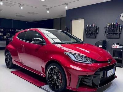 Usata Toyota Yaris 280 CV (205 kW) 2024 Rosso Utilitaria