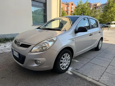 Usata Hyundai i20 Comfort 78 CV (57 kW) 2010 Giallo Utilitaria