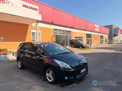 Usata Peugeot 5008 Family 112 CV (82 kW) 2011 Blu Monovolume
