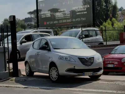 Usata Lancia Ypsilon 69 CV (50 kW) 2013 Argento Utilitaria