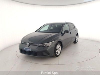 Usata VW Golf VIII Life 131 CV (96 kW) 2023 Grigio Berlina