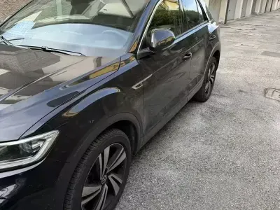 Usata VW T-Roc R-line 116 CV (85 kW) 2024 Nero SUV