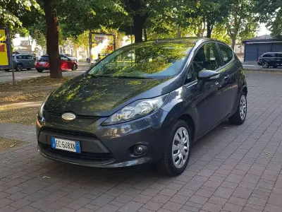 Usata Ford Fiesta 82 CV (60 kW) 2010 Grigio Berlina