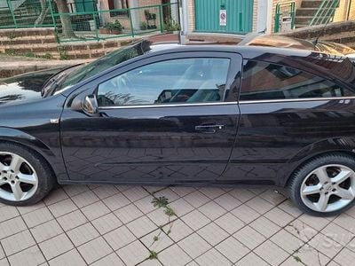 Usata Opel Astra GTC 105 CV (77 kW) 2005 Nero Coupé
