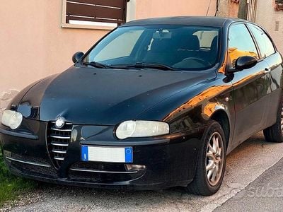 Usata Alfa Romeo 147 Distinctive 115 CV (84 kW) 2004 Nero Utilitaria