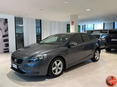 Usata Volvo V40 Momentum 114 CV (83 kW) 2014 Grigio Berlina