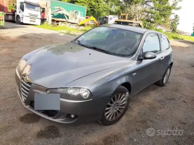 Usata Alfa Romeo 147 120 CV (88 kW) 2006 Grigio Utilitaria