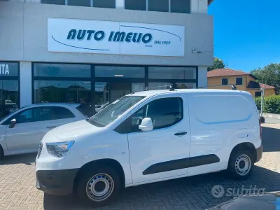 Usata Opel Combo Essentia 102 CV (75 kW) 2021 Bianco Monovolume