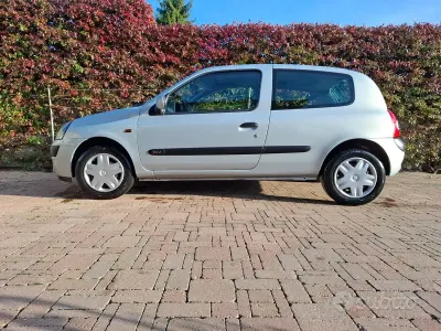 Usata Renault Clio 75 CV (55 kW) 2002 Grigio Utilitaria