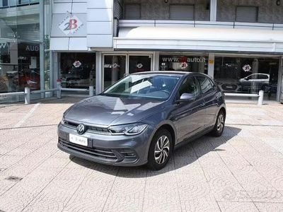 Usata VW Polo Life 95 CV (69 kW) 2023 Grigio Utilitaria
