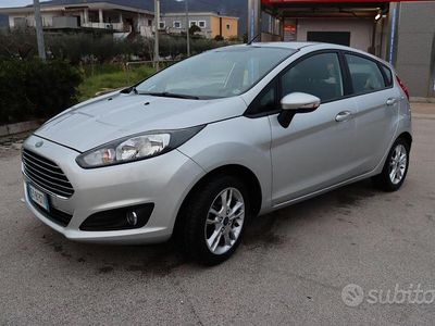 Usata Ford Fiesta 75 CV (55 kW) 2015 Grigio Berlina